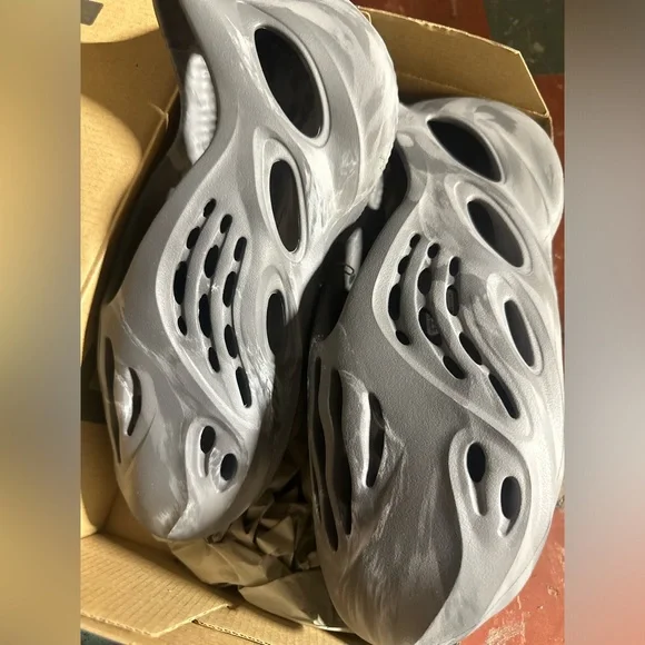 Brand new Yeezy graphite foam runner - Picture 2 of 4
